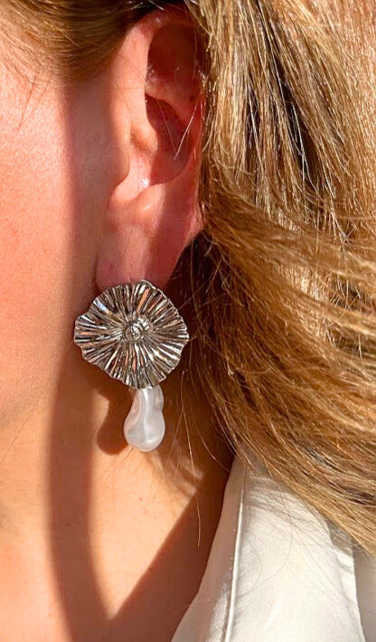 ARETES FLOR Y PERLA PLATA