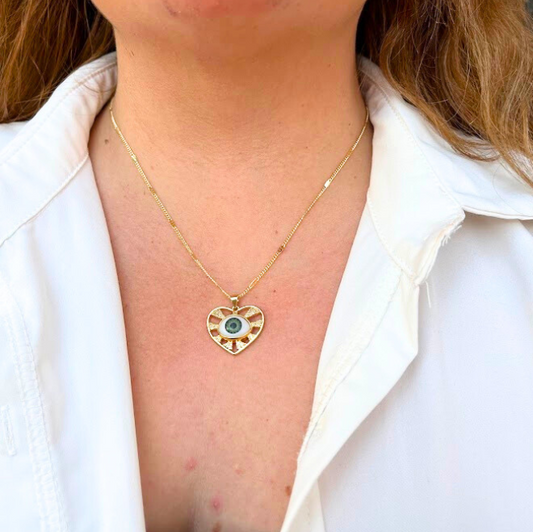 COLLAR CORAZON OJO VERDE