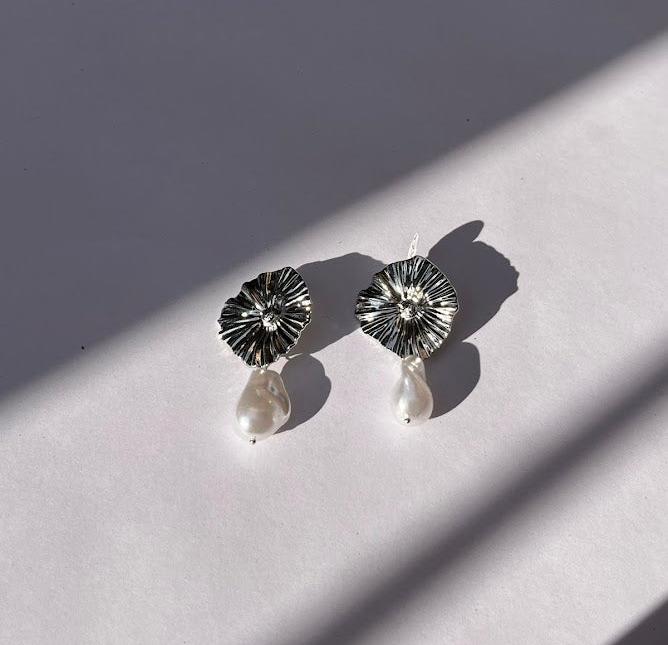 ARETES FLOR Y PERLA PLATA